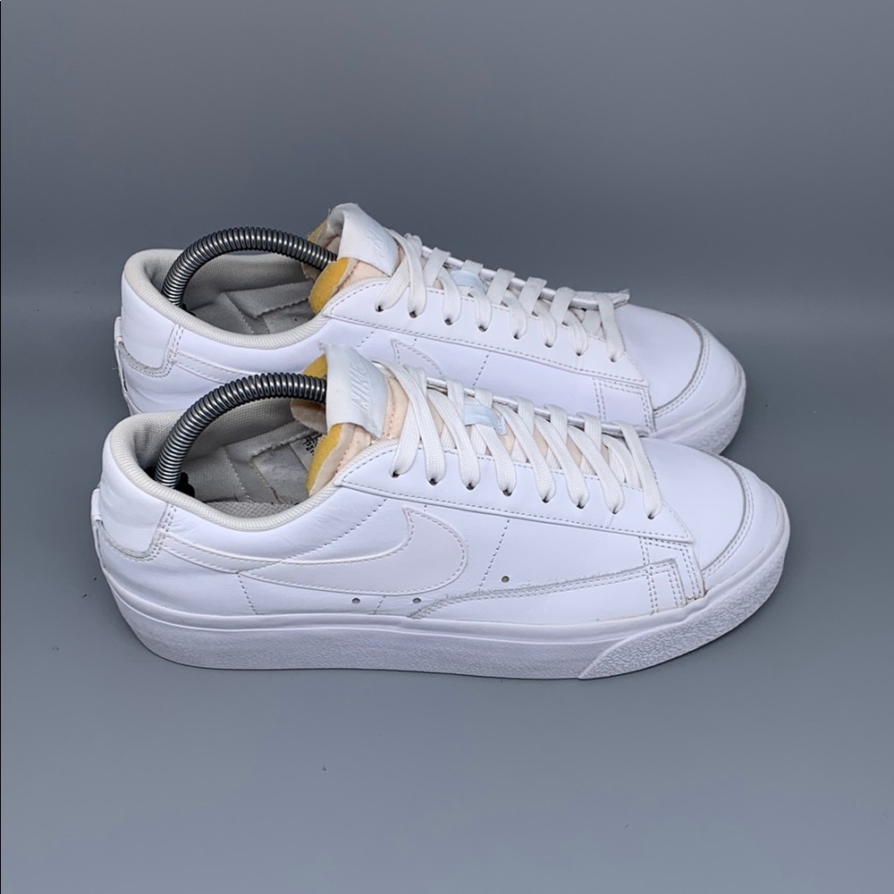 Nike Blazer Low Platform Triple White Shoes DJ0292-100 Women's Sz‎ 10